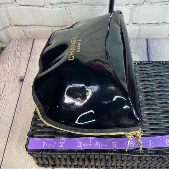 Chanel crossbody cosmetic bag from beauty line with handmade bag charm keychain - Picture 10 of 13